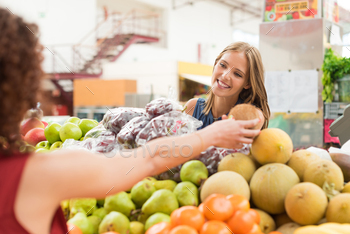 Women trading fruits